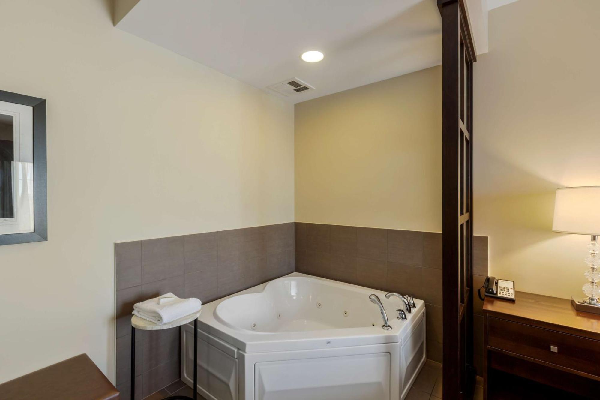 Best Western Plus Walkerton Hotel & Conference Centre מראה חיצוני תמונה